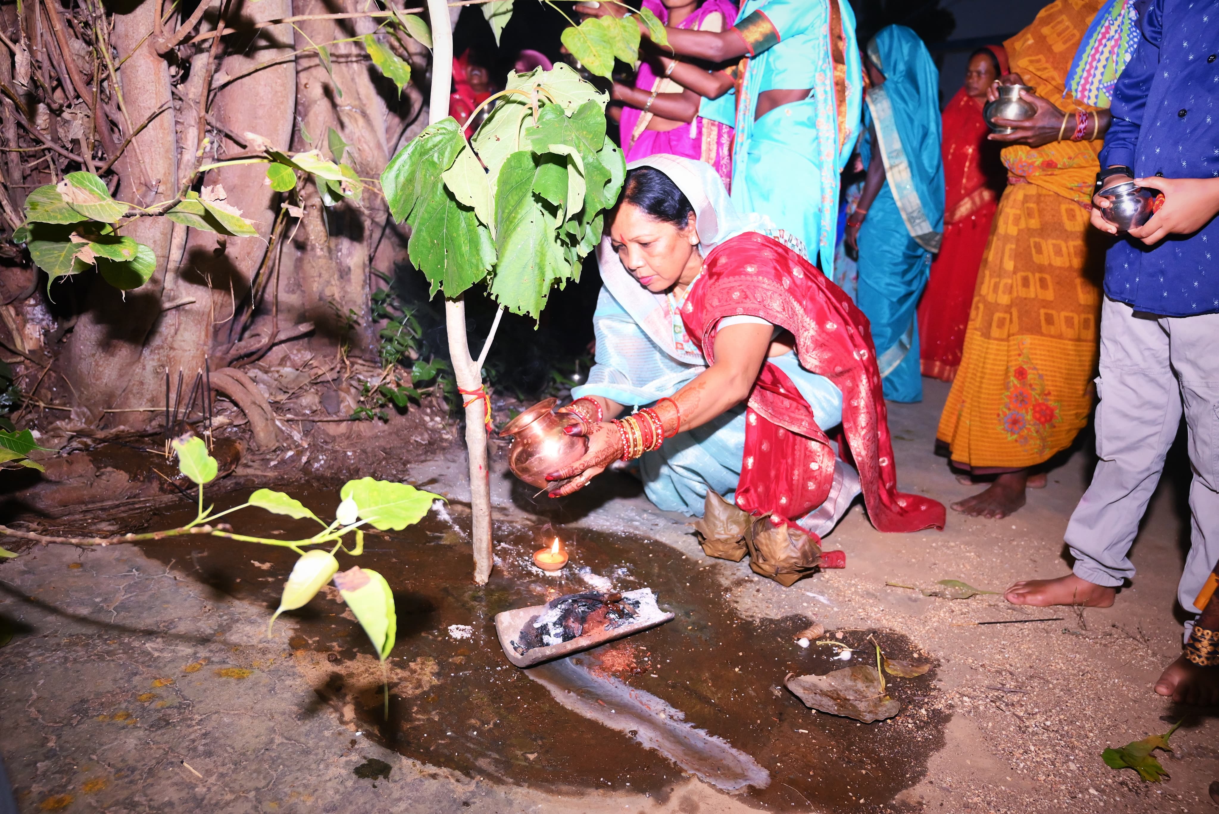 मुख्यमंत्री की धर्मपत्नी श्रीमती कौशल्या साय ने ग्रामीण महिलाओं के साथ किया करमा नृत्य